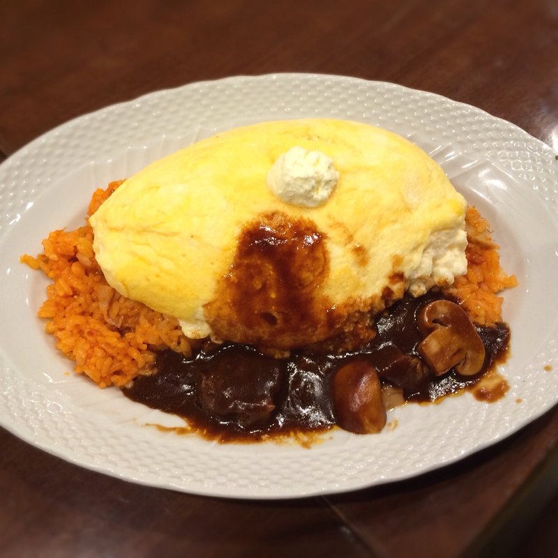 スフレ卵のオムライス ビーフとマッシュルームのデミグラスソース(オムライスの店卵と私)