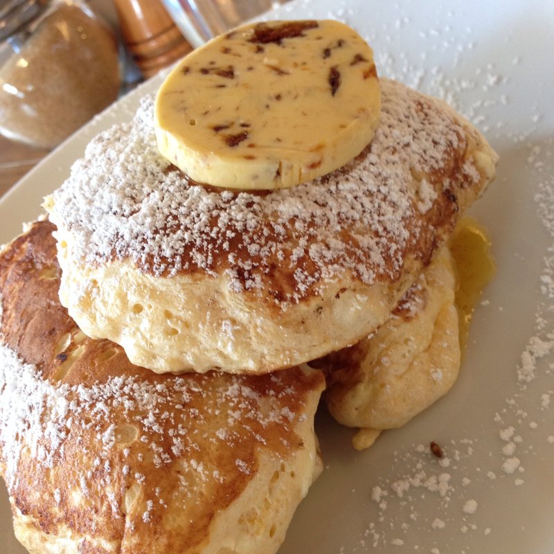 日本にオープンしたときに話題になったBills。「世界一の朝食」を食べることができるというその本店がシドニーにあります。甘い物が好きならオススメはリコッタホットケーキ。バナナとふわふわのパンケーキに蜂蜜をたっぷりかけて食べるのが癖になる！(Bills)