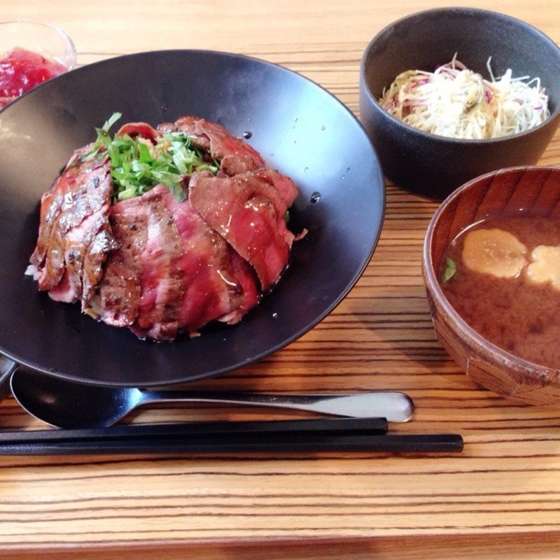 国産牛ステーキ丼定食(佰食屋)