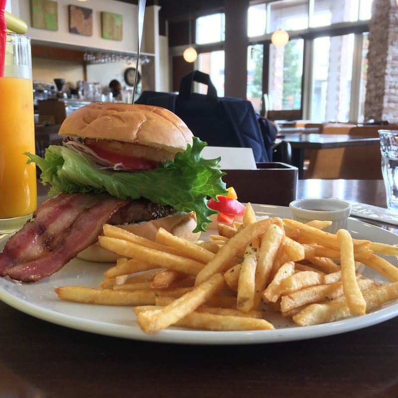 Kau Kauバーガー(アロハカフェ カウカウ （Aloha Cafe Kau Kau）)