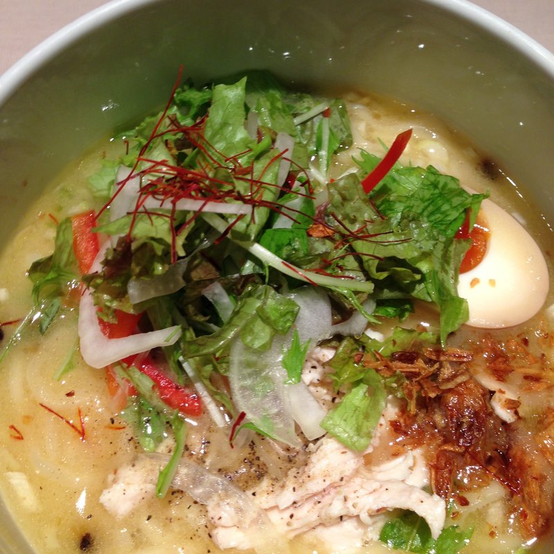 こだわり麺の名物鶏塩らーめん(蔭山樓恵比寿店)