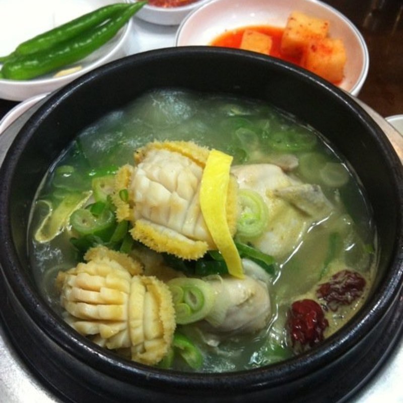 参鶏湯(アワビ入り)(論?参鶏湯(ノニョンサムゲタン))