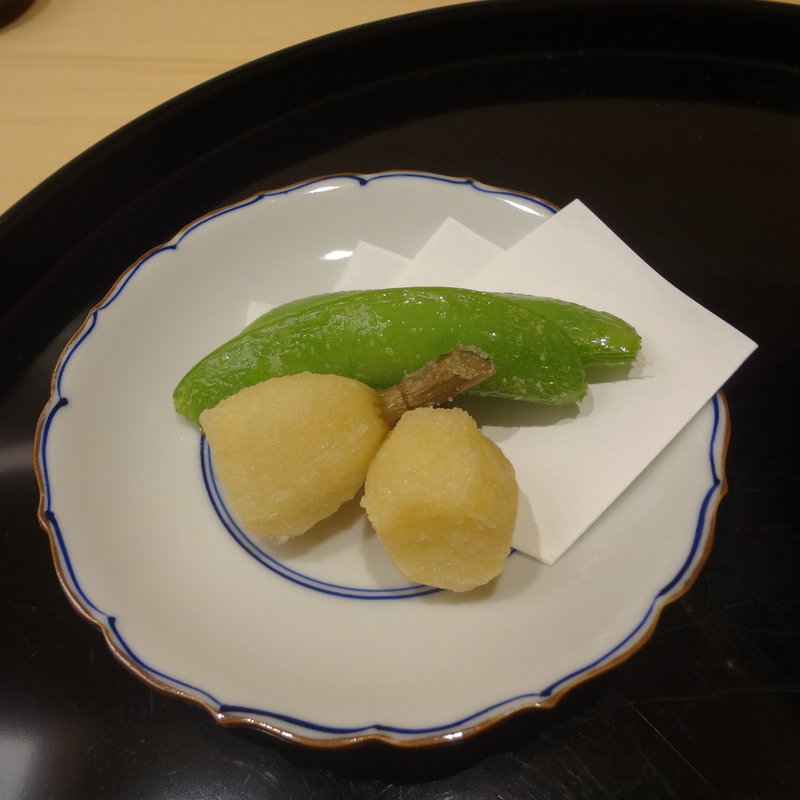 クワイとスナップエンドウの揚げ物。(さゝ木)