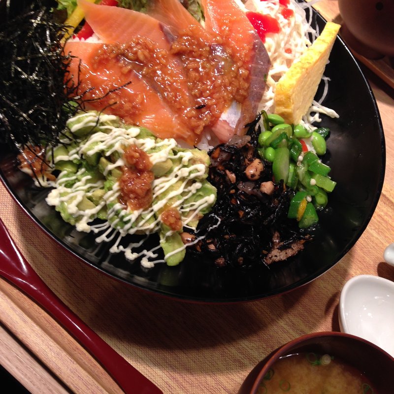サーモンとアボガドのしょうゆ麹丼(築地食堂 源ちゃん なんばパークス店)