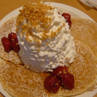 ストロベリーホイップクリームとマカデミアナッツのパンケーキ(Eggs 'n Things 神戸ハーバーランド店)