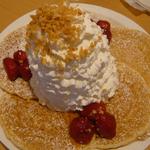 ストロベリーホイップクリームとマカデミアナッツのパンケーキ(Eggs 'n Things 神戸ハーバーランド店)