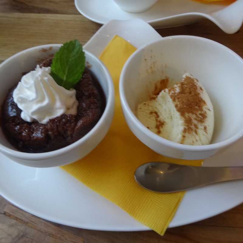 自家製あつあつショコラ (バニラアイス添え)　 (OZY Cafe＋bar)