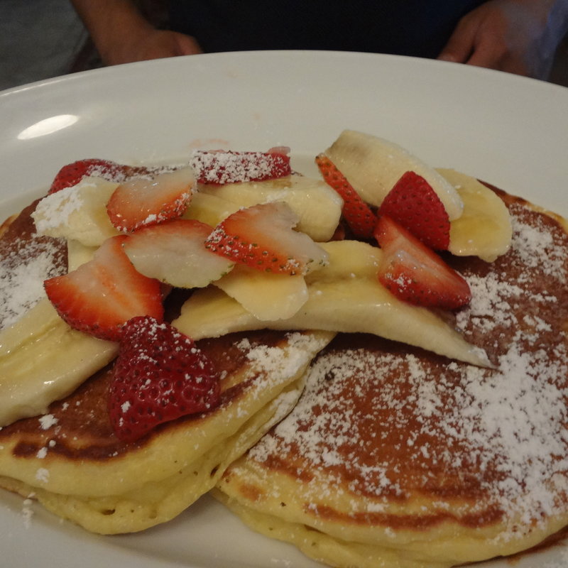 サワークリーム パンケーキ、苺＆バナナ添え(Bubby's 汐留)