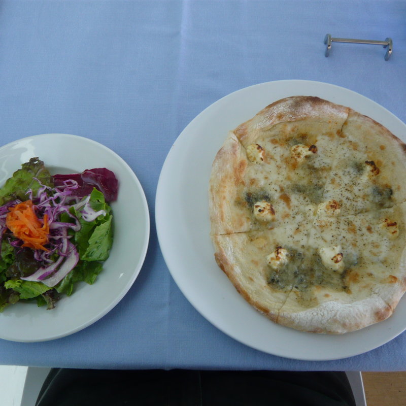 自家製ピッツァセット（四種のチーズのピザ）(アクアマーレ)