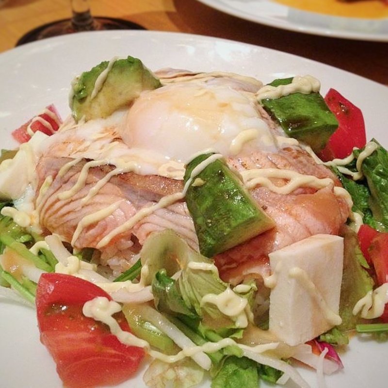 炙りサーモンとアボカドと豆腐のライスボール(シャバ リバ （SHAVA LIVA）)