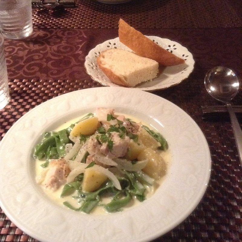 ホウレン草の生パスタ　じゃがいもとスモークチキンのクリームソース(La Taverna COVO)