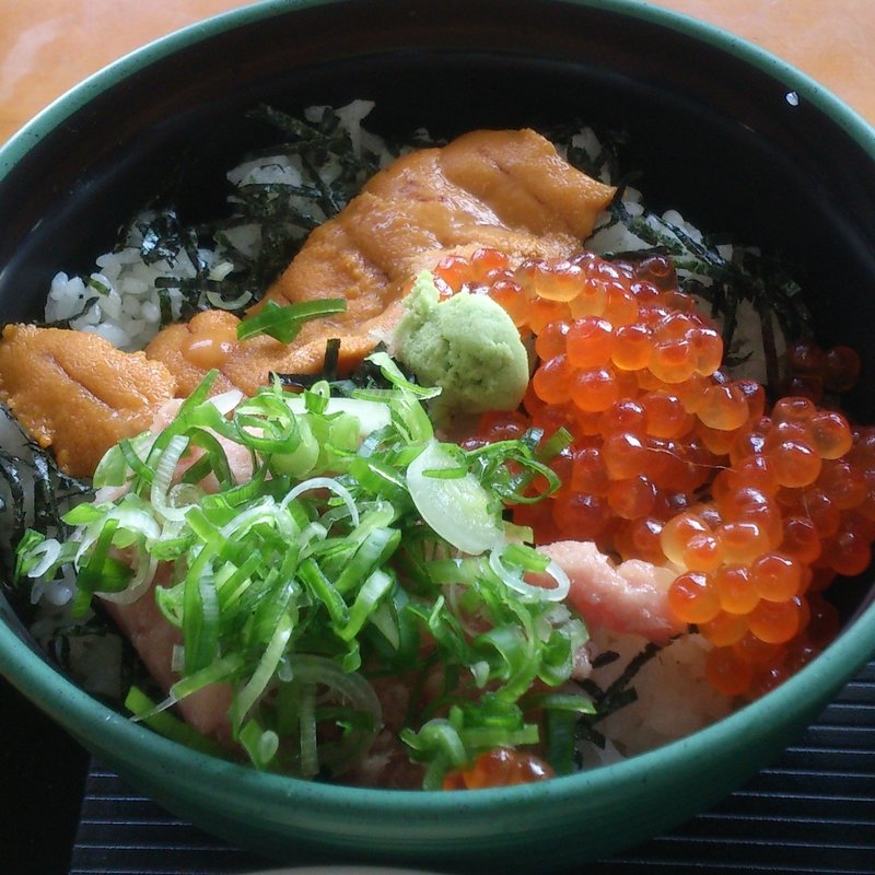 三色丼(地魚食事処　さかなや)