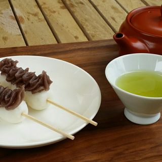 幸セット（あん団子＋緑茶）(wa cha chat（和茶話）)