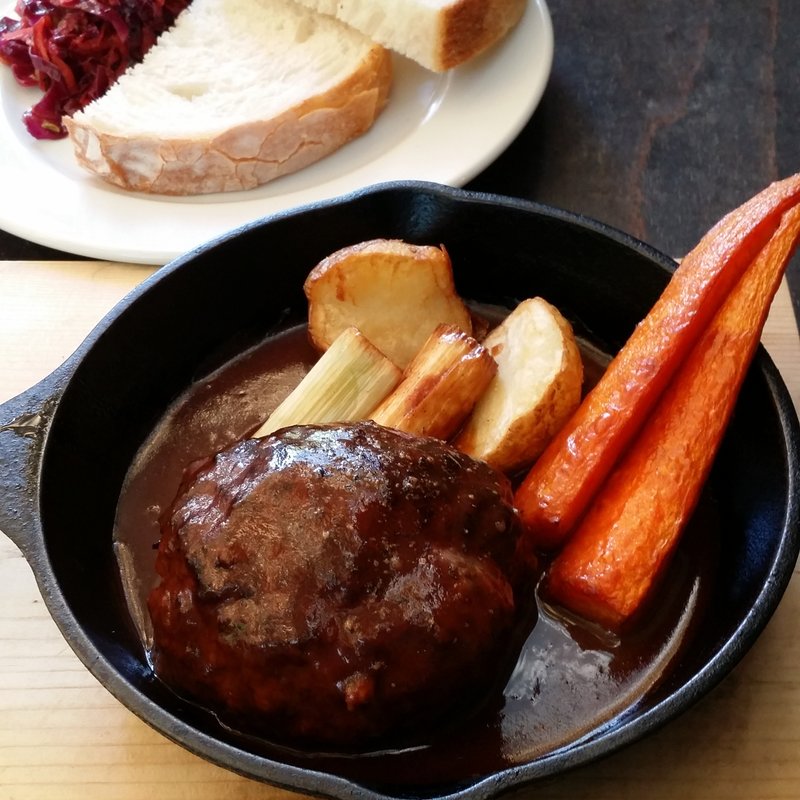 和牛ハンバーグ　スキレット　デミグラスソース(GARDEN HOUSE Kamakura ガーデンハウス鎌倉)