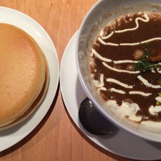 秋の根菜と3種のお豆が入ったブラックビーンズスープ(Pancake Ristorante (パンケーキリストランテ))