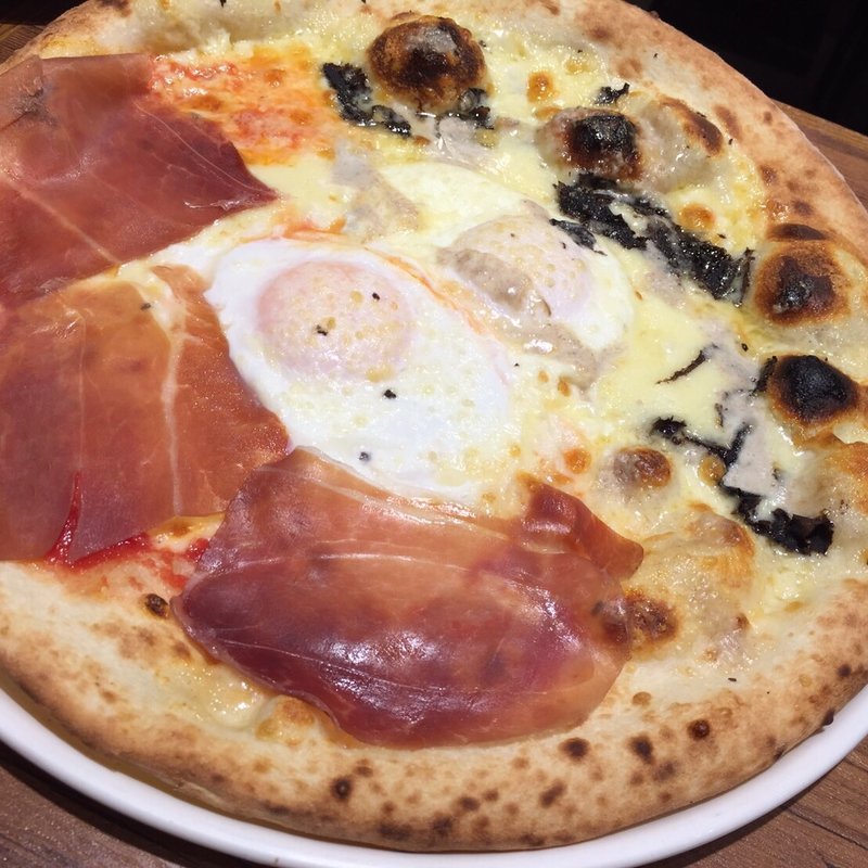 ビスマルクと生ハムのピザ ハーフ&ハーフ(俺のイタリアン　神谷町店)