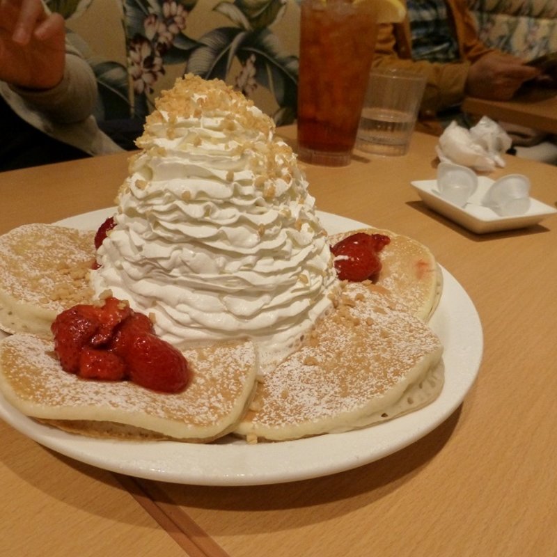 ストロベリーホイップクリームとマカデミアナッツ(Eggs 'n Things 横浜山下公園店)