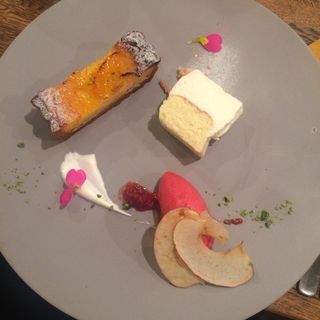 レアチーズケーキと季節のタルト(CAKE STAND)