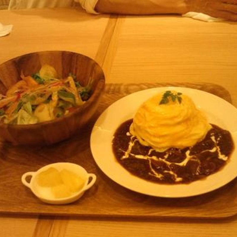 グリーングリーンレモネードと　OMSの特製　オムハヤシライスプレート(オムライスのお店 OMS.)