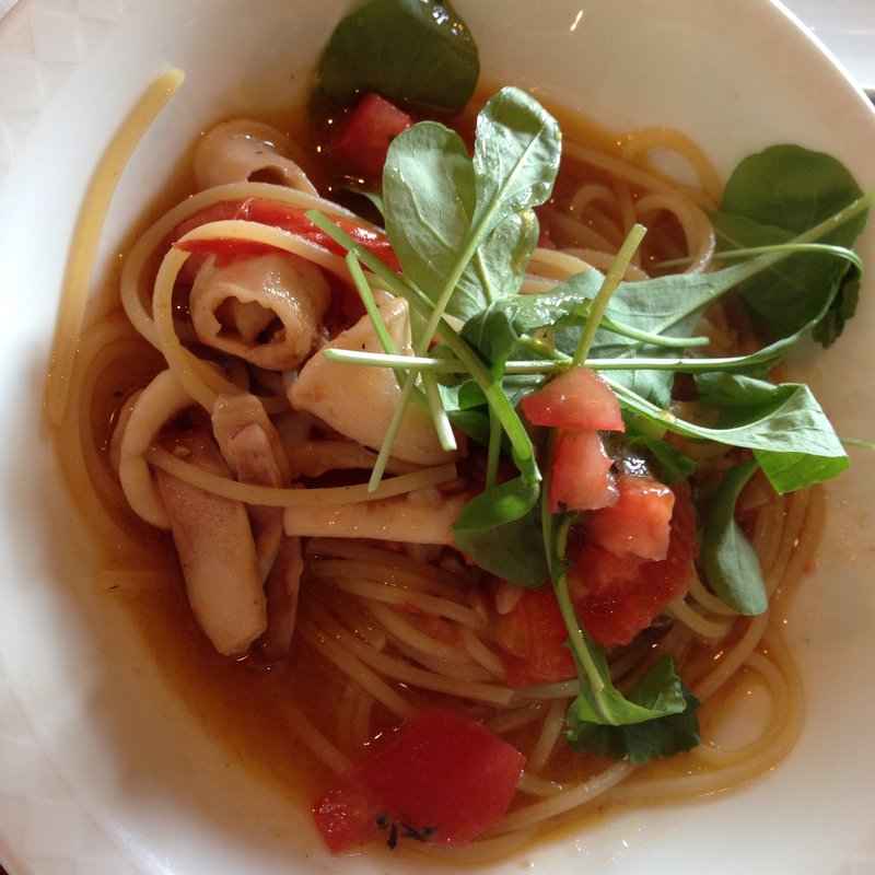 イカとルッコラのフレッシュトマトパスタ(ベルドゥーラ)