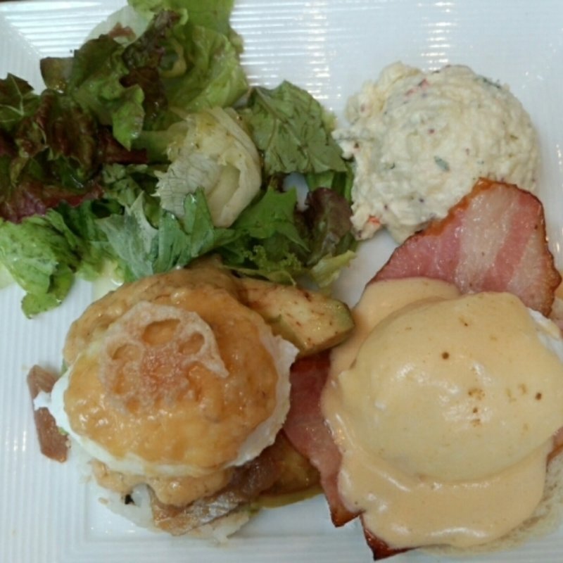 ハーフ＆ハーフベネディクト(エッグセレント)