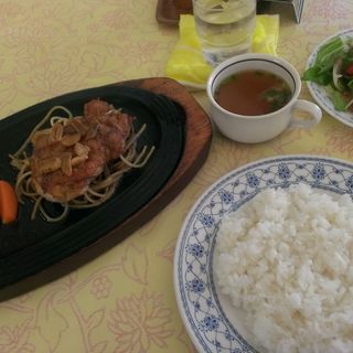 日替わりランチ　若鶏モモ肉ステーキ(ペリカン)