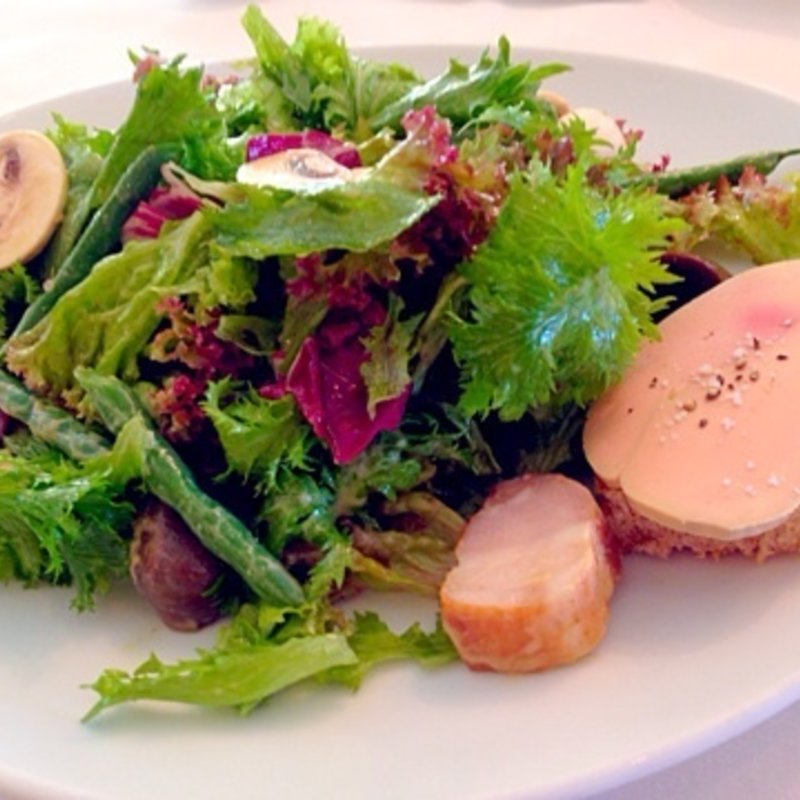 サラダ・ブノワ“フォアグラ/ベーコン/鴨砂肝のコンフィ”(BENOIT)