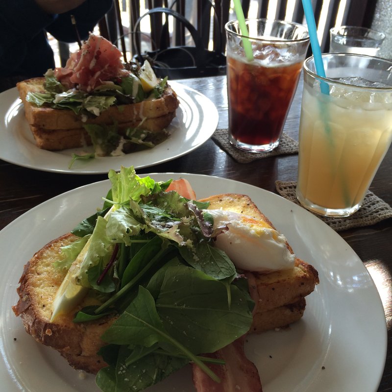 ベーコン・ほうれん草・ポーチドエッグのパンぺルジュとピーチティー(ニュートラル カフェ （NEUTRAL cafe）)