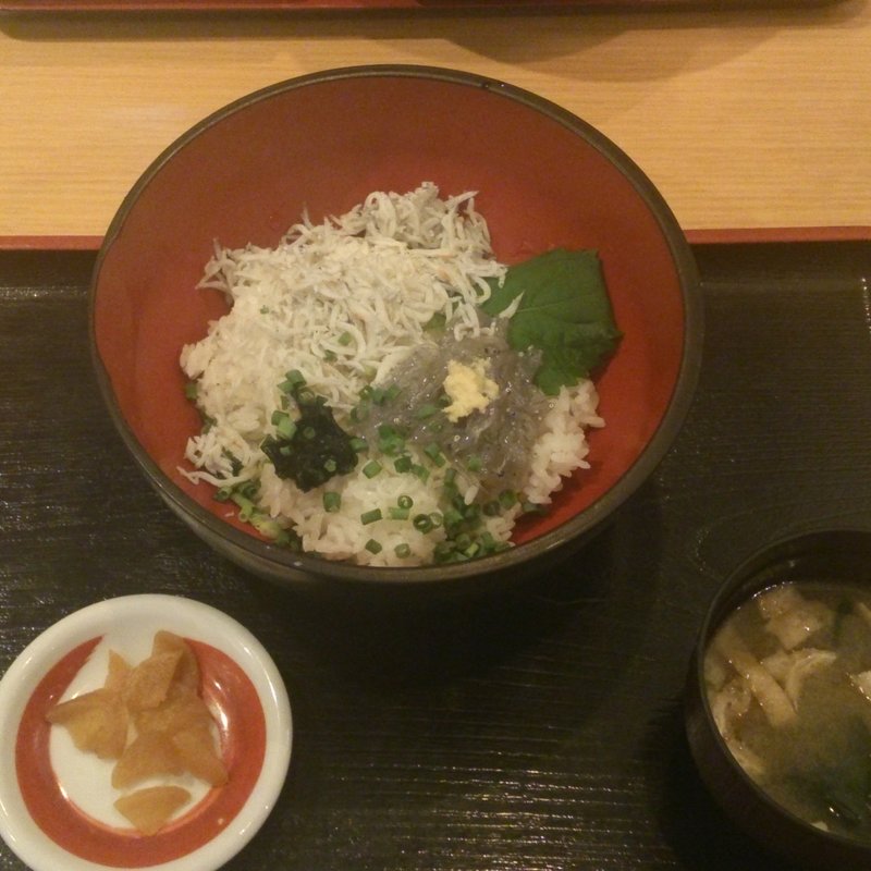 釜揚げしらすと生しらすのハーフ丼(仕立て屋 小町通り)