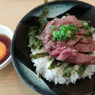 レアステーキ丼(甲子園 牛萬 （ギュウマン）)