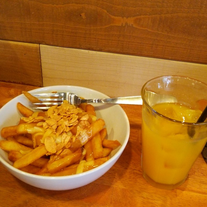 プーティン　プレーン　と　オレンジジュース(Robson Fries)