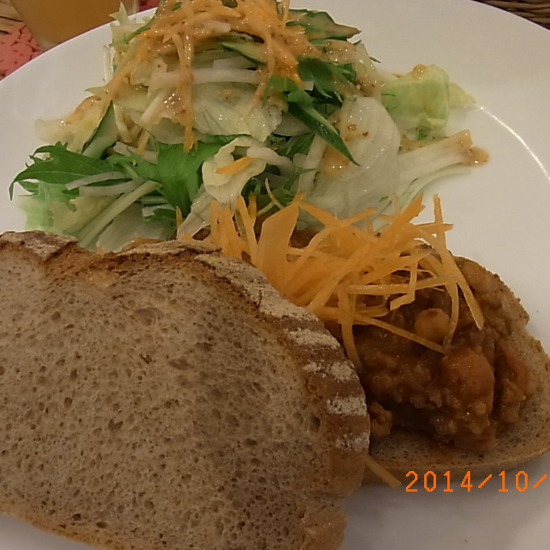 ランチ　キーマカレーとサラダ(Pinoli Bakery & Cafe)