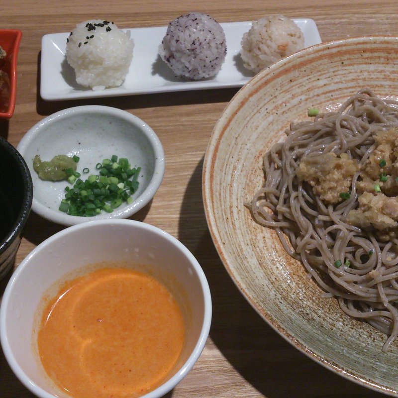 風鈴屋ランチ（鶏そぼろそばと手鞠おにぎり）(風鈴屋)