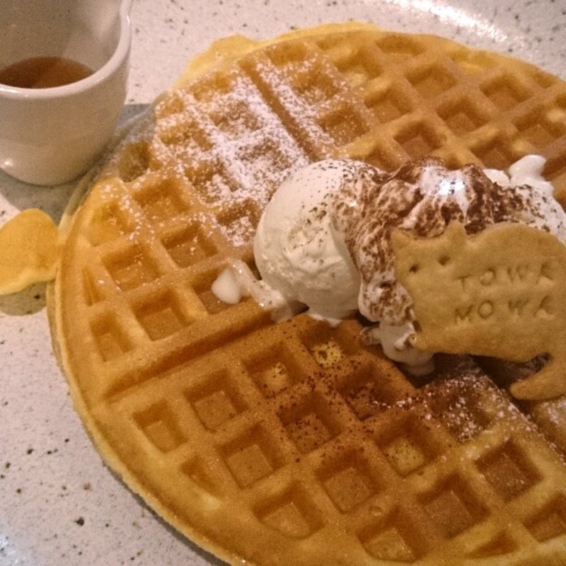 焼きたてワッフル アイスのせ(トワモワカフェ （towa mowa cafe）)