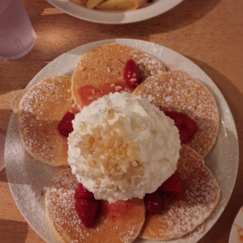 ストロベリーホイップクリームとマカデミアナッツ(Eggs 'n Things 原宿店)