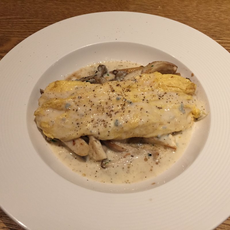 キノコ炒めふわふわオムレツのせ　ゴルゴンゾーラソース(鉄板ビストロ★アカホシ （鉄板BISTRO★Akahoshi）)
