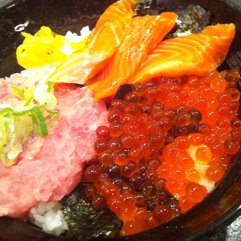 ねぎとろ、サーモン、いくら丼(海鮮丼若狭家大須店)
