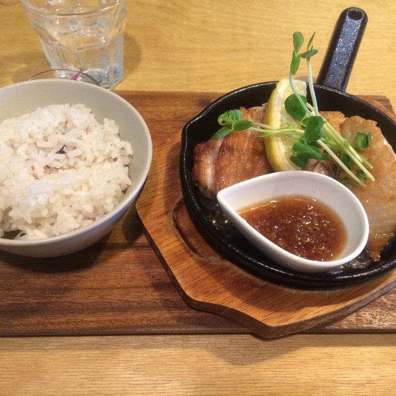 泡地鶏のレアステーキセット(ダバーズキッチン)