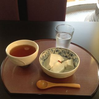 白ごまプリンとプーアル茶(茶のわ屋)