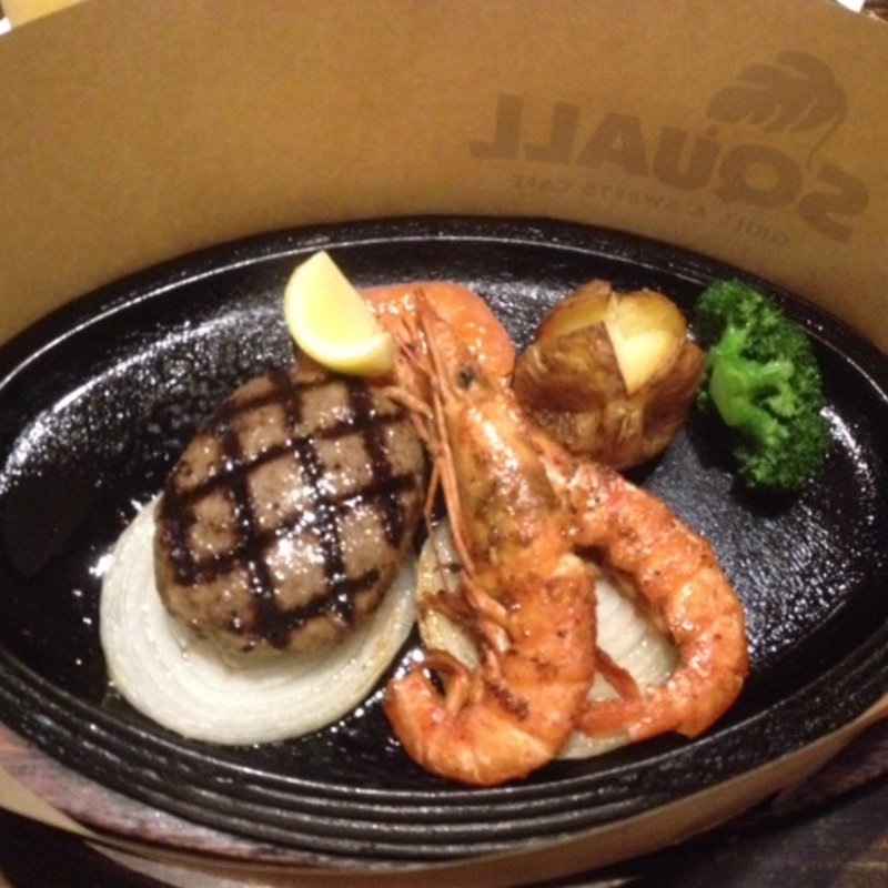 ハンバーグコンビ×赤エビスパイシーグリル(プレミアムカラオケモディス新宿区役所通り)