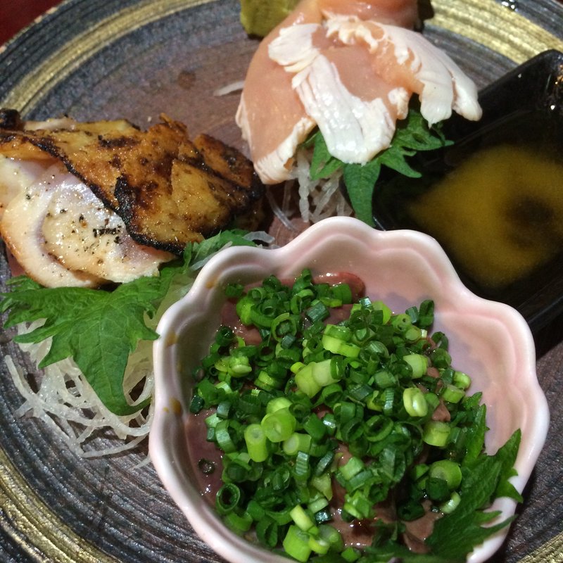 鳥刺し盛り合わせ(地鶏屋 保夜萬歩)