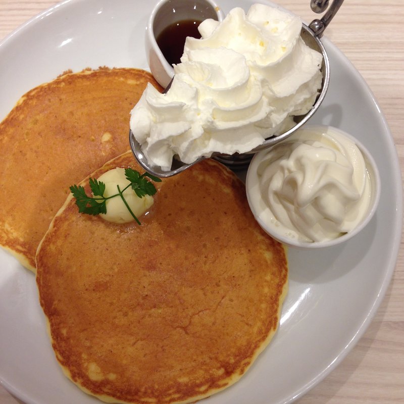 プレミアムパンケーキ　?純生クリーム＆北海道生乳ソフトクリーム添え(パンケーキ専門店 Butter 神戸ハーバーランド)