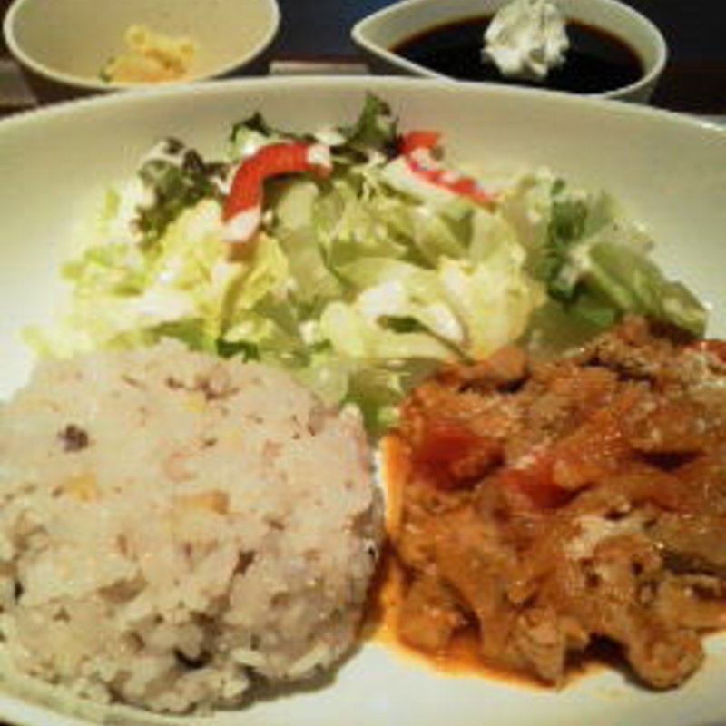 豚肉と玉ねぎのトマト煮パルメザンチーズがけ(Cafe Reconfort)