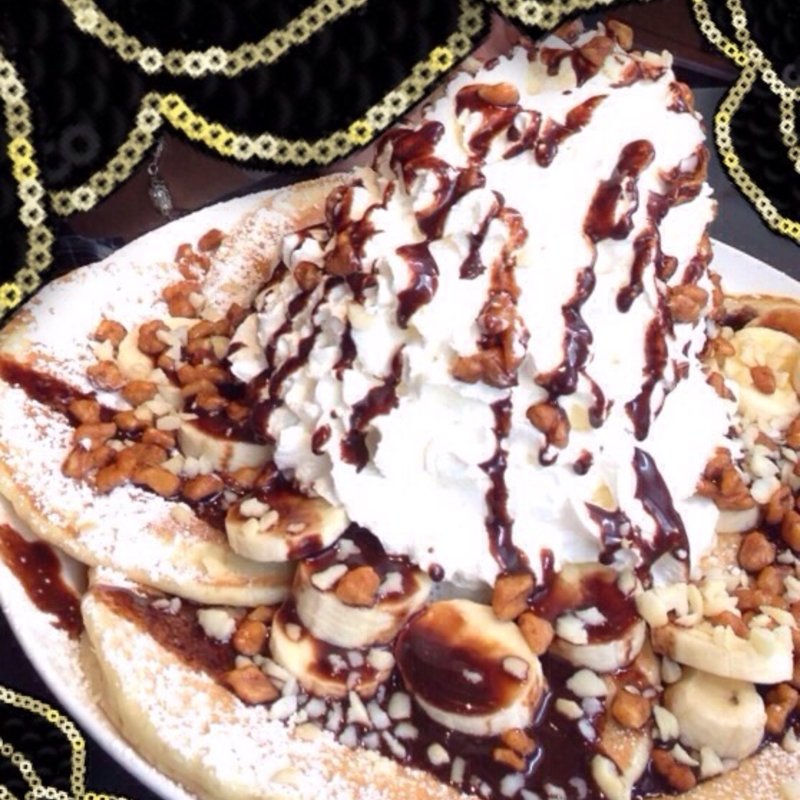 バナナホイップクリームとマカデミアナッツ（トッピングでチョコソースとアーモンド）(Eggs 'n Things 心斎橋店)