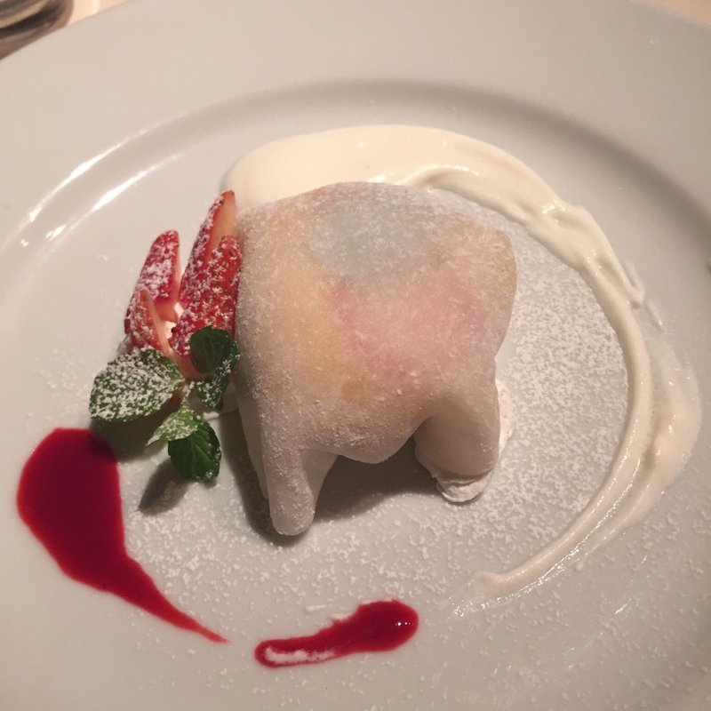 イチゴとカスタードの牛皮クレープ包み(松濤 Mar)