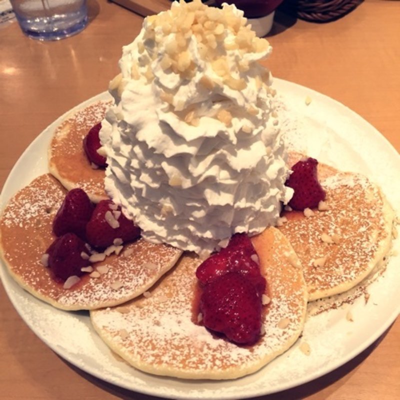 ストロベリーホイップクリームとマカデミアナッツ(Eggs 'n Things 心斎橋店)