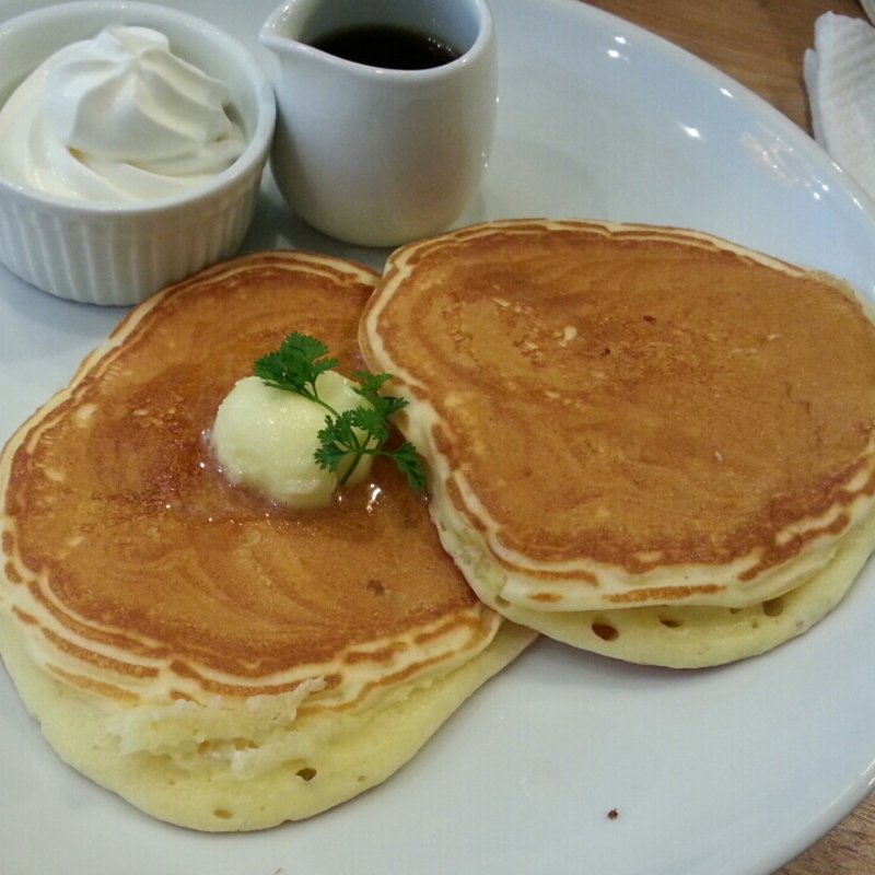 バターミルクパンケーキ　純生クリーム添え(パンケーキ専門店 バター 江坂 （パンケーキ専門店 Butter）)