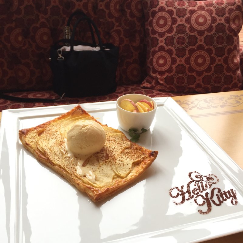 ママの手づくりアップルパイ　バニラアイス添え(ハローキティカフェレストラン)