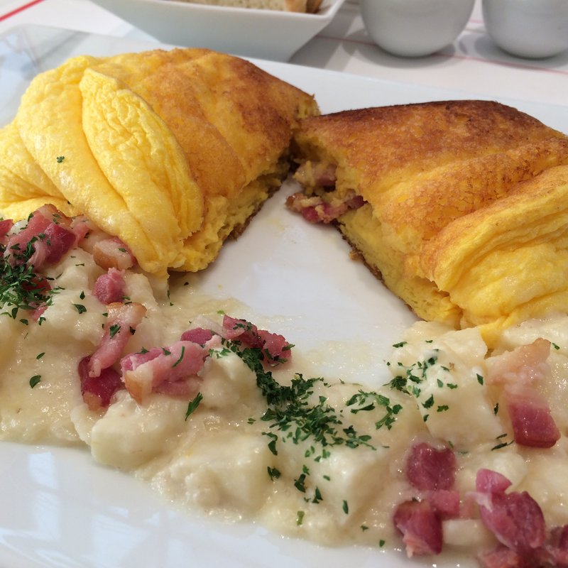 伝統のオムレツ  ベーコン チーズ ポテトのオムレツ(ラ・メール・プラール 横浜みなとみらい店 )