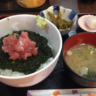 アカモクネギトロ丼(わらく定食居酒屋)
